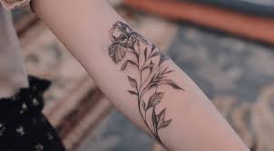 With hong kong as her home, mini lau is the kind of tattoo artist that creates airy and light art. Tattoo Uploaded By Lesine Le Sinex Hong Kong Cotton Flower Tattoo Botanical Back Tattoo 912520 Tattoodo