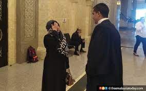 .berkata, pihaknya sudah cuba mengesan datin datin rozita mohamad ali, 44, dan penjaminnya di beberapa lokasi sejak semalam untuk menyerahkan pada 15 mac lalu, mahkamah sesyen petaling jaya mengenakan bon berkelakuan baik selama lima tahun terhadap rozita atas pertuduhan itu. Remember Datin Rozita Appeals Court Has Now Allowed Her To Leave The Country For Umrah