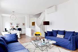 Un trophée tête de cerf encadré et fixé au mur vient réveiller cette mise en scène décoration de salon vintage façon années 60 avec commode en bois fauteuil en cuir jaune et objets déco sur mur bleu pétrole. Avis De Fraicheur Avec Ces 30 Photos De Salon Bleu