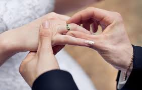 Berikut ini beberapa hal yang patut kamu pertimbangkan. Cincin Kawin Sebaiknya Di Tangan Kanan Atau Tangan Kiri