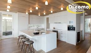 La protagonista principal de este fantástico diseño es indudablemente la isla de forma ondulada, que suaviza y flexibiliza el aspecto estético general y donde un extremo de esa gran s termina con una amplia mesa para desayunos de forma ovalada. Aspectos A Considerar Antes De Instalar Una Isla De Cocina Tienda De Muebles De Cocina En Sevilla Di Como Cocinas