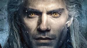 Mókás képet osztott meg Henry Cavill a Vaják 2. évadának forgatásáról,  amely megmutatja, milyen kínokat kell kiállnia a sminkszékben