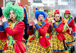 Я прочитал текст о карнавальном шествии в кельне. Rosenmontag 2020 Im Live Stream Tv Karneval In Dusseldorf Mainz Und Koln Live Verfolgen So Geht S News De