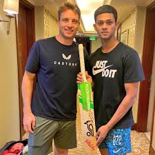 .view screenshoot 18+ young butler 2021 korean movie 720p hdrip 400mb download watch imdb ratings: Ipl 2021 Rr S Jos Buttler Presents Autographed Bat To Yashasvi Jaiswal