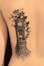 The tattoo is pretty small and placed on wrist. Kleiner Schwarzer Baum Mit Alter Uhr Tattoo Am Rucken Mit Schmetterlingen Tattooimages Biz