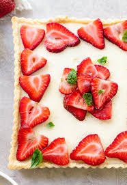 A Simple Italian Style Fresh Strawberry Tart With A Creamy Light Mascarpone And Yogurt Filling And A Cookie Past In 2020 Food Chilled Desserts Italian Cookie Recipes