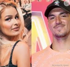 Ela revelou, pela primeira vez, que o namorado tatuou a palavra love na parte interna dos dedos igual a que ela já tinha. Yasmin Brunet E Gabriel Medina Namorando Veja Fotos Dos Dois Juntos Em Um Bar Purepeople