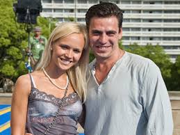 Кроме того, артист работал телеведущим, ставил спектакли и пробовал себя в роли музыканта и. Zhena Dmitriya Dyuzheva