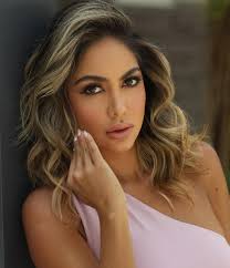 Eliana Villegas's Instagram, Twitter & Facebook