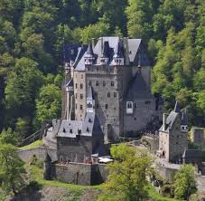 Burg Eltz In Einem Seitental Der Mosel Schmuckte Nicht Umsonst Den Alten 500 Dm Schein Burg Burgen Und Schlosser Festungen