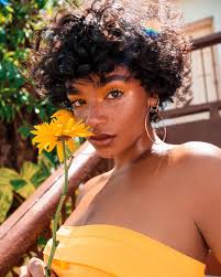 5) boucles de rebondissement légères et pelucheuses. Nos 10 Inspirations De Coupes Courtes Sur Cheveux Boucles Ma Coiffeuse Afro