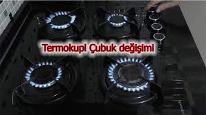 O gözdeki üstü düz, yanları delikli, alevlerin içinden geçerek çıktığı aparat var ya, onu ocağın üstünden alıp, bir de öyle, en kısıkta yakmayı bir dene bakalım. Set Ustu Ocak Tamiri Ocak Yaniyor Tekrar Sonuyor Ocak Termokupl Degistirmek Youtube