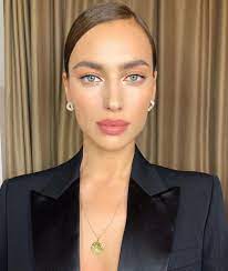 A Celebrity Makeup Artist Told Me 4 Tips To Look Younger If You Re Into That In 2021 Celebrity Makeup Artist Celebrity Makeup Makeup Looks