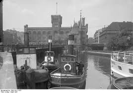 File Bundesarchiv Bild 102 11507 Berlin Muhlendammschleuse Jpg German History Berlin Germany