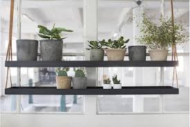 Une Etagere Metal Suspendue Au Plafond Dans La Cuisine Etagere Suspendue Cuisine Etagere Suspendue Plafond Plantes Suspendues