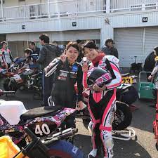 咲本しの バイク女子 shino sakimotoさんはinstagramを利用しています 60分耐久レース完走出来たぁ 1人で走りきったよぉ この度は ライダーの方々 女性ライダー バイク 女子 ライダースーツ