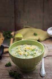 Ciorba de salata verde fiind perceputa drept o reteta de primavara (desi acum, cu globalizarea asta, salata verde poate fi gasita tot timpul anului in supermarket), multora le place ca ceapa si usturoiul sa fie verzi. Ciorba De Salata Verde Reteta Ardeleneasca Laura Adamache