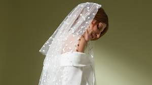 Cozy, oversized teddy coat with defining tonal side buckles. Kollektion Max Mara Bridal Brautkleider Max Mara