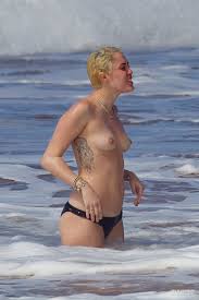 Naked Miley Cyrus in Paparazzi < ANCENSORED