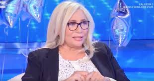 Mara se ne accorge e lo apostrofa con una parola non troppo lusinghiera …. A Domenica In Le Confessioni Di Mara Venier Carriera Uomini E Nipoti Racconta Tutto A Carlo Conti Il Tempo
