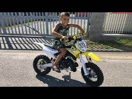 Casco moto cross per bambinicasco integrale per bambino da moto cross cgm 209g winner azzurro ymil 209 è un cross. Bambino Di 6 Anni In Moto Da Cross Youtube