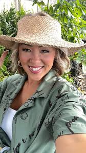 A quick glimpse into my time at the @hanauhouarts fashion show last Monday.  It was my first time to Merrie Monarch and walking in the show and I was  thrilled to see some familiar faces and fashion ...