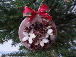 Anche dei tappi di sughero disposti in ordine su un tavolo ci possono dare l' idea di un albero di natale. Addobbi Natalizi Con I Tappi In Sughero Christmas Ornaments Holiday Decor Christmas Wreaths