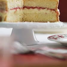 Gateau Boston Au Chocolat Blanc Et A La Rhubarbe Ricardo Recipe Boston Cream Pie Boston Cream Desserts