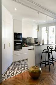 Decorer Son Appartement Mosaique Blanc Noir Et Parquet Sur Le Sol Dans La Cuisine Blanche Cuisine Moderne Comment Decorer Son Appartement Cuisine Appartement