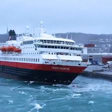 Wenn sie bei starkem seitenwind unter einer brücke durchfahren. Norwegen Orkanboen Drucken Fahre Nordnorge Gefahrlich Auf Kaimauer Stern De