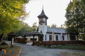 Muzeul se găseşte la 4 kilometri de oraşul sibiu. Muzeul CivilizaÈ›iei Populare È™i TradiÈ›ionale Astra Obiective Turistice Sibiu DeÈ™tepÈ›i Ro