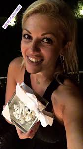 Ένα βήμα πριν το διαζύγιο η ελένη τσολάκη με τον σύζυγό της παύλο πετρουλάκη; Elenh Tsolakh Paylos Petroylakhs Deite Gia Prwth Fora Thn Entypwsiakh Mponmponiera Toy Gamoy Toys News Youweekly