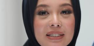 Yusof is the cofounder of fashionvalet, a fashion site that carries asia's leading designer labels. Showbiz Vivy Yusof Honoured To Be Subject Of Case Study In Stpm Exam Paper