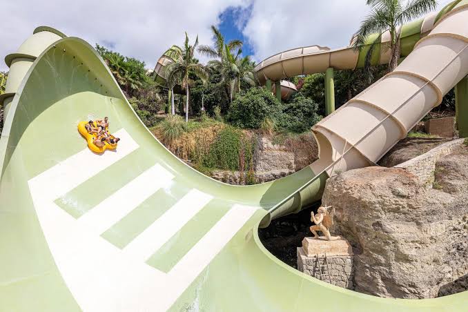 Kinnaree suur tornado-laine veepargis Siam Park