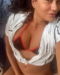 Professora universitária assume ganhar mais dinheiro com conteúdos  atrevidos do que a dar aulas