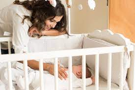 Sta Je Najsigurnije Za Moju Bebu Dok Spava 8 Pitanja Koja Muce Roditelje In 2020 Best Baby Cribs Putting Baby To Sleep Baby Cribs Convertible