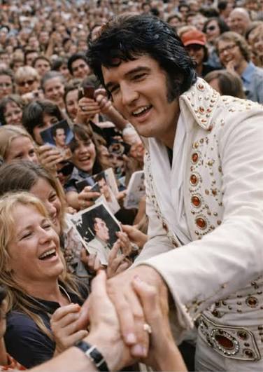 Buổi biểu diễn biểu tượng này là từ buổi hòa nhạc lịch sử "Aloha from  Hawaii via Satellite" của Elvis Presley. "I'll Remember You" Live Elvis  Presley biểu diễn "I'll Remember You"