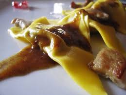 I ravioli al radicchio, sono una delle specialità di questa stagione. Ravioli Con Ripieno Di Brasato Al Barolo Ombra Nel Portico