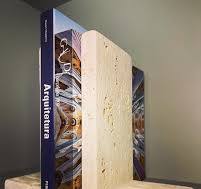 Nosso suporte para livros em Travertino Romano é um ótimo ...