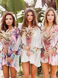 Non Traditional Beach Wedding Ideas To Escape The Cliches Mariage Tropical Mariage Theme Tropical Tenue Mariee