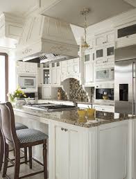 Armoires De Cuisine De Style Classique Avec Une Touche De Champetre La Cuisine A Ete Realise En Merisier Laque Et Glaze Pour Home Kitchens English Decor Home