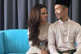 Menurut ketua pegawai eksekutif indigital sdn bhd, nana mohamad rom, selaku pengurusan siti sarah pihaknya. 6 Tahun Lepas Saya Tidak Cukup Wang Dan Hanya Mampu Buat Majlis Akad Nikah Sahaja Shuib Sepahtu News Rojak Daily