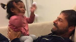 Dos años después, el periodista de la red y américa llegó a la gala de los martín fierro de radio con otro tipo. La Conmovedora Historia De Braulio Bauab El Novio De Luis Novaresio Tiene Una Hija En Copaternidad Telefe Noticias