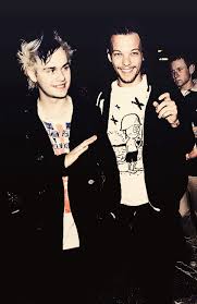 Lottie tomlinson, who is the sister of one direction star louis tomlinson, has opened up about the grief she experienced when her mother and her sister passed away. 1d Graphics Michael Clifford And Louis Tomlinson Xx