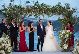 Aşkları ulan i̇stanbul dizisinin setinde başlayan ve 3 yıl önce nikah masasına oturan ezgi eyüboğlu ile kaan yıldırım anlaşmalı olarak tek celsede boşandı. Ezgi Eyuboglu Ve Kaan Yildirim Ihanet Yuzunde Mi Bosandi Haberler Magazin