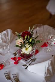 Tischdekoration Strausse Dunkelrote Rosen Creme Apricot Hirschau Munchen Hochzeit Deko Mit Bildern Hochzeit Deko Tischdekoration Hochzeit Hochzeit