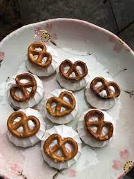 Called easter cookies or resurrection cookies, they're made with whipped egg whites, sugar, and pecans. Pretzel Meringue Cookies 9gag