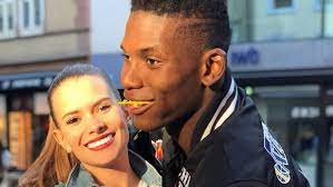 Der schweizer nationalspieler breel embolo erzählt, wie seine einjährige tochter sein leben verändert hat. Breel Embolo Wird Papi Wahrend Der Wm In Russland Blick