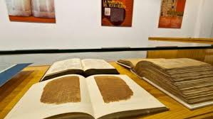 La biblia contiene 73 libros sagrados que contiene la historia de salvación de la humanidad. Una Exposicion Muestra La Historia De La Biblia Desde Los Primeros Manuscritos Hasta Las Versiones Actuales