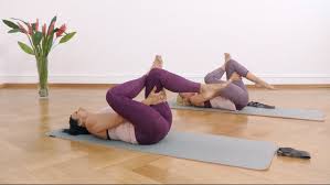 Apr 15, 2019 · auch wenn man es im ersten moment vermutet, muss man beim diesem yogastil nicht unbedingt nackt sein. Yin Yoga Ubungen Fur Anfanger